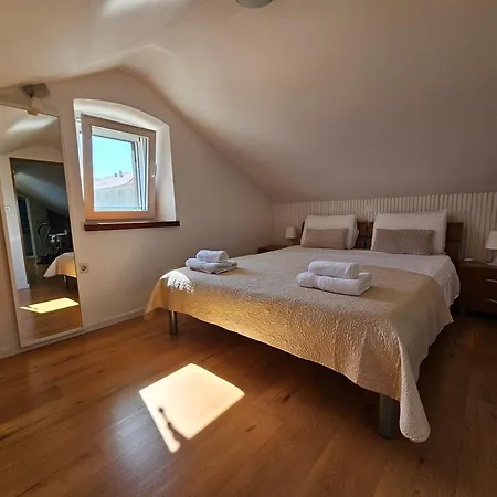 Апартаменты Lovely Attic Apartman-melani *