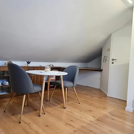 Lovely Attic Apartman-melani *