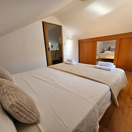 Διαμέρισμα Lovely Attic Apartman-melani Ζαντάρ